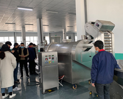 3月15日，天津客戶自駕車來廠試機兩米電磁流水線炒貨設備炒制瓜子！
