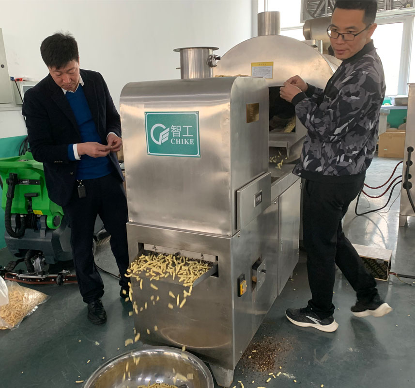 11月7日 河南鄭州客戶來廠試機兩米流水線炒貨設備膨化蝦條