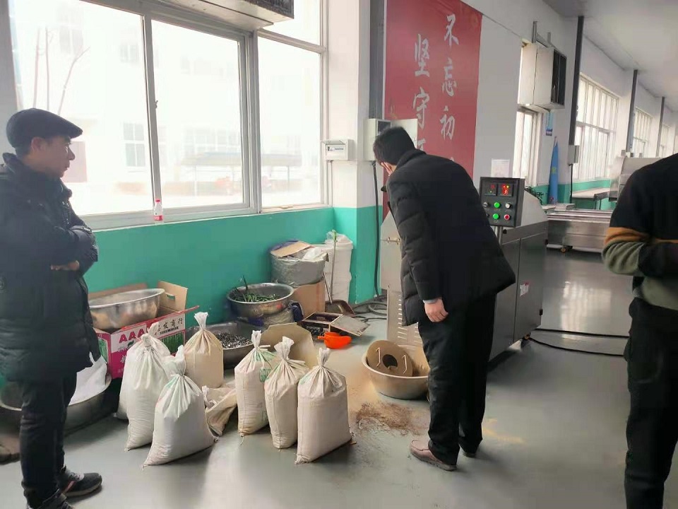 12月29日，河南客戶來廠試機電磁炒貨機炒制化工原料