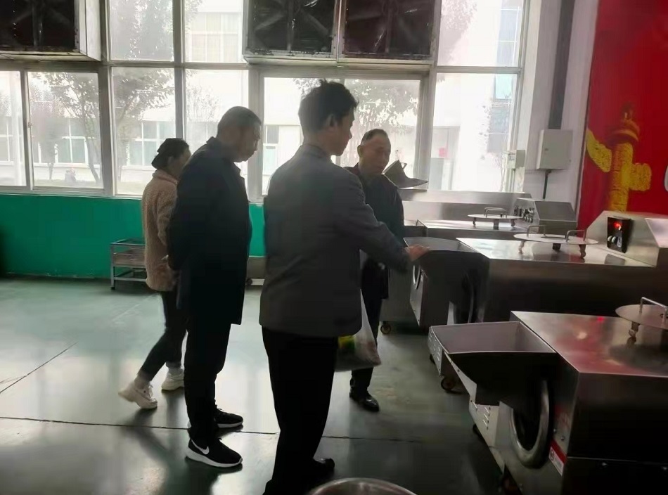 10月17日 客戶來許昌智工試機小型電磁炒貨機炒原味瓜子