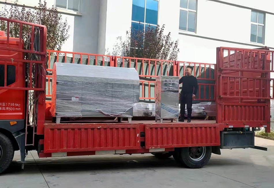 湖北襄陽客戶訂購200斤電磁米機和6米冷卻輸送帶裝車發貨
