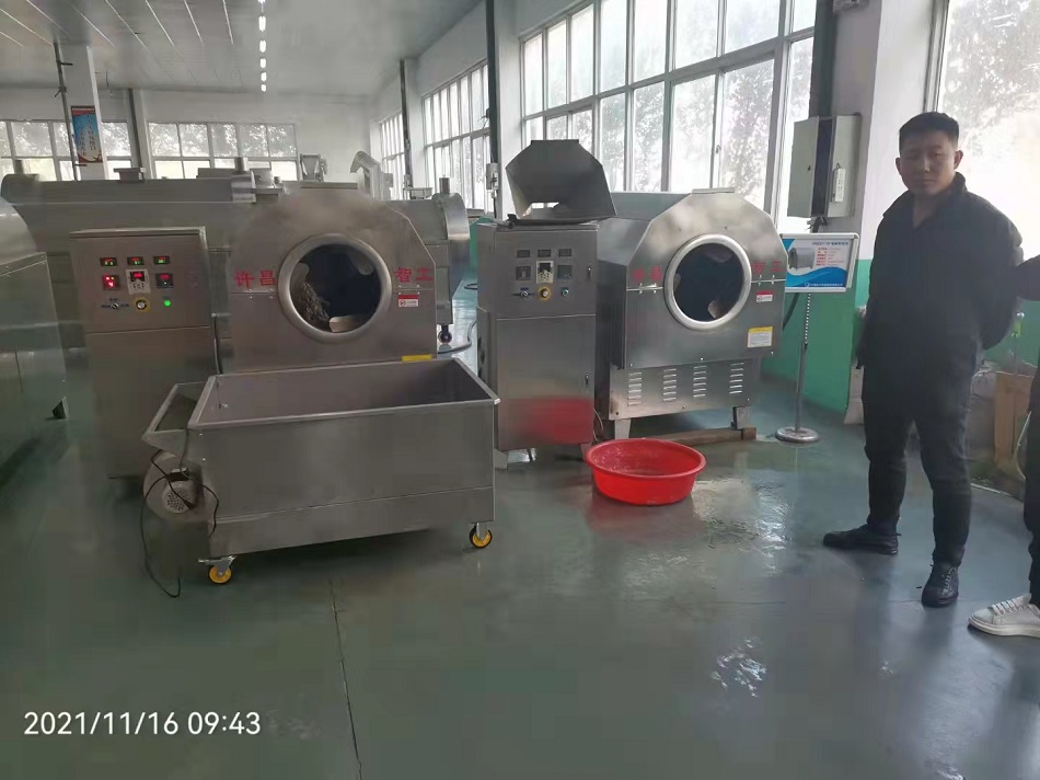 河北滄州客戶來廠試機中型電磁炒貨機炒貨機炒瓜子