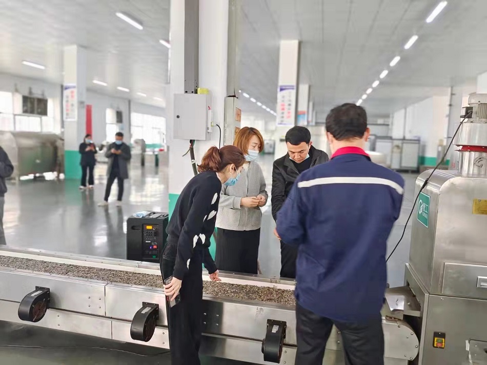 新疆喀什客戶來廠試機6米電磁流水線炒貨設備炒瓜子